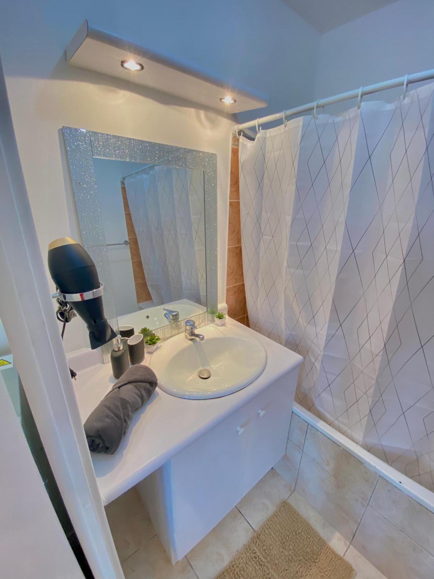 Cozy Riverfront Living, 5-Min Walk To Riverside Train 뇌이-플레장스 외부 사진
