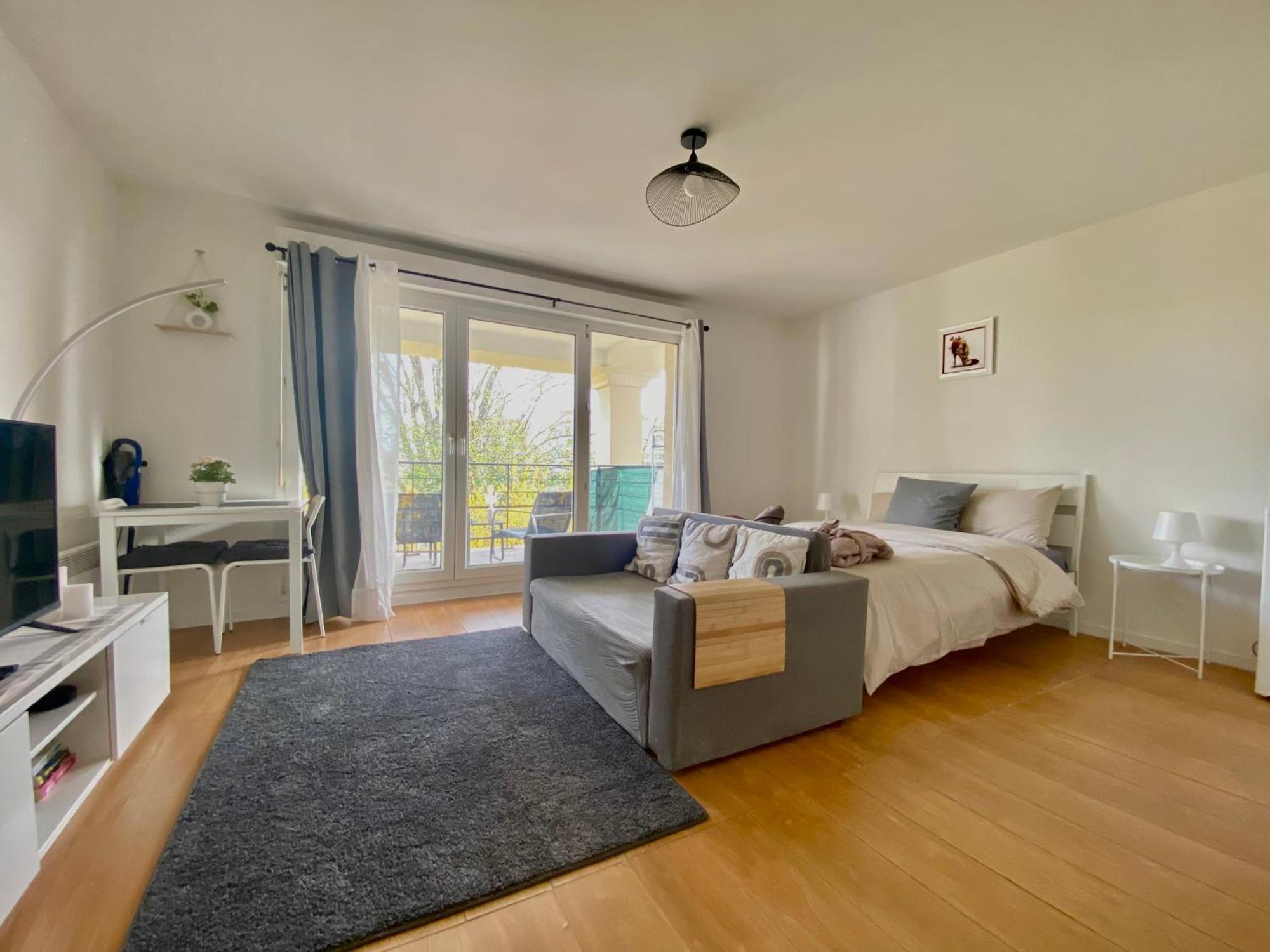 Cozy Riverfront Living, 5-Min Walk To Riverside Train 뇌이-플레장스 외부 사진
