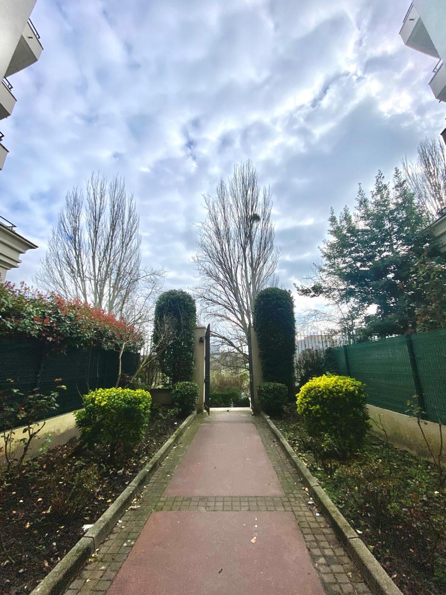 Cozy Riverfront Living, 5-Min Walk To Riverside Train 뇌이-플레장스 외부 사진