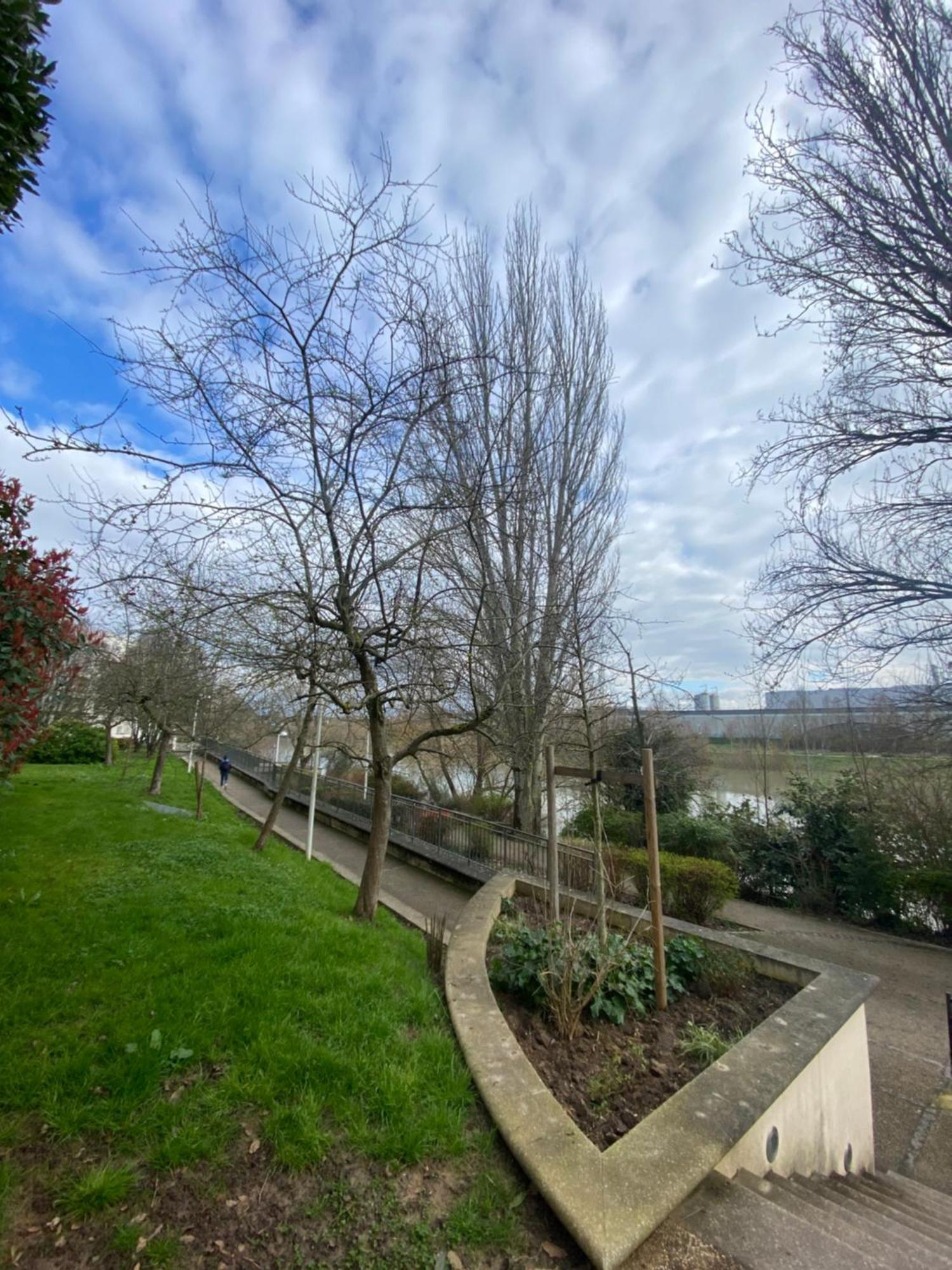 Cozy Riverfront Living, 5-Min Walk To Riverside Train 뇌이-플레장스 외부 사진